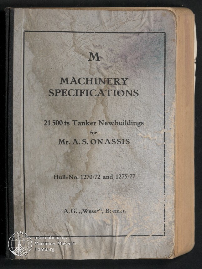 Verwittertes Einbandblatt eines technischen Hefts mit schwarzem Buchrücken, Titel „M MACHINERY SPECIFICATIONS“ und Untertitel „21 500 ts Tanker Newbuildings for Mr. A. S. ONASSIS“ inklusive Hull‑No. 1270/72 und 1275/77, sichtbaren Wasserflecken und Museumslogo unten links.
