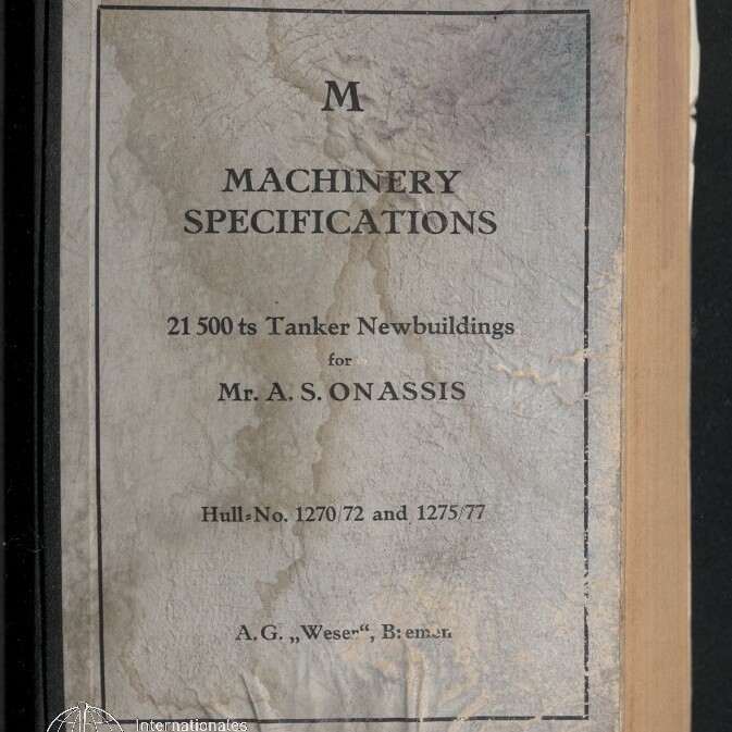 Verwittertes Einbandblatt eines technischen Hefts mit schwarzem Buchrücken, Titel „M MACHINERY SPECIFICATIONS“ und Untertitel „21 500 ts Tanker Newbuildings for Mr. A. S. ONASSIS“ inklusive Hull‑No. 1270/72 und 1275/77, sichtbaren Wasserflecken und Museumslogo unten links.