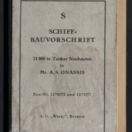Abgenutzter grauer Buchumschlag mit schwarzem Rand und dem Titel S SCHIFF-BAUVORSCHRIFT, darunter die Zeile 21 500 ts Tanker Neubauten für Mr. A. S. ONASSIS, Bau‑Nr. 1270/72 und 1275/77 sowie Verlag A. G. „Weser“, Bremen; unten links Museumswasserzeichen des Internationalen Maritimen Museums Hamburg.
