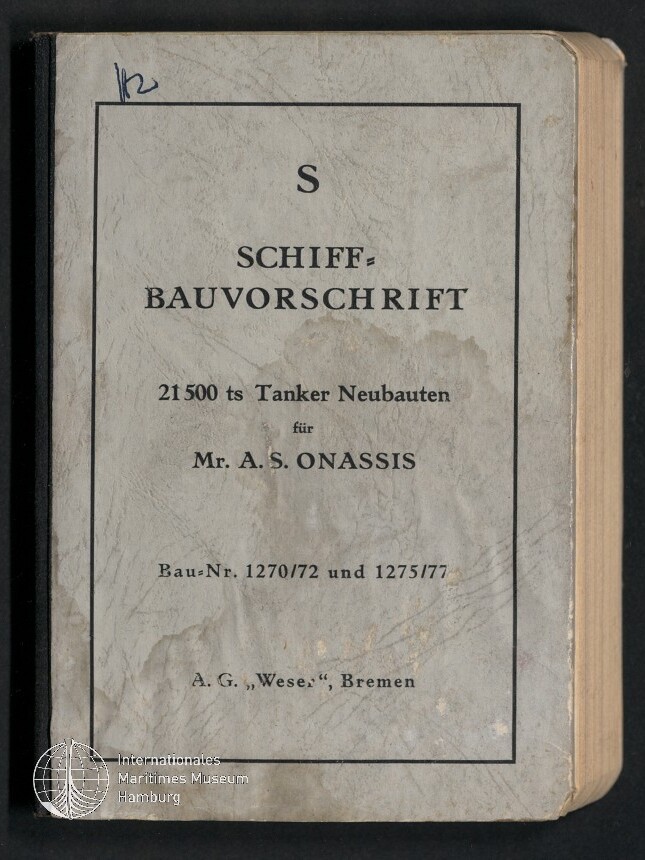 Abgenutzter grauer Buchumschlag mit schwarzem Rand und dem Titel S SCHIFF-BAUVORSCHRIFT, darunter die Zeile 21 500 ts Tanker Neubauten für Mr. A. S. ONASSIS, Bau‑Nr. 1270/72 und 1275/77 sowie Verlag A. G. „Weser“, Bremen; unten links Museumswasserzeichen des Internationalen Maritimen Museums Hamburg.