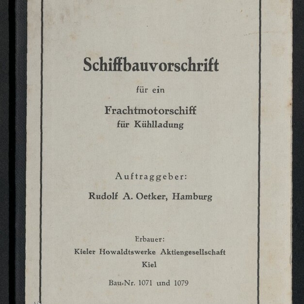 Titelseite einer alten Schiffbauvorschrift mit schwarzem Buchrücken und zentriertem Text ‚Schiffbauvorschrift‘; darunter Angaben: für ein Frachtmotorschiff für Kühlladung, Auftraggeber Rudolf A. Oetker, Hamburg, Erbauer Kieler Howaldtswerke Aktiengesellschaft, Kiel, Bau‑Nr. 1071 und 1079; kleines Museumslogo unten links.