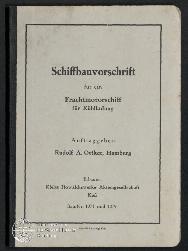 Titelseite einer alten Schiffbauvorschrift mit schwarzem Buchrücken und zentriertem Text ‚Schiffbauvorschrift‘; darunter Angaben: für ein Frachtmotorschiff für Kühlladung, Auftraggeber Rudolf A. Oetker, Hamburg, Erbauer Kieler Howaldtswerke Aktiengesellschaft, Kiel, Bau‑Nr. 1071 und 1079; kleines Museumslogo unten links.