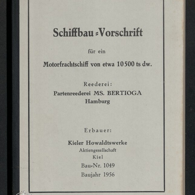 Deckblatt einer deutschen Schiffbau‑Vorschrift mit zentriertem Text und feinem Rahmen: Überschrift 'Schiffbau‑Vorschrift', Angabe 'für ein Motorfrachtschiff von etwa 10500 ts dw', Reederei 'Partenreederei MS. BERTIOGA, Hamburg', Erbauer 'Kieler Howaldtswerke', Bau‑Nr. 1049, Baujahr 1956; schwarzer Buchrücken links und Museumswasserzeichen unten links.