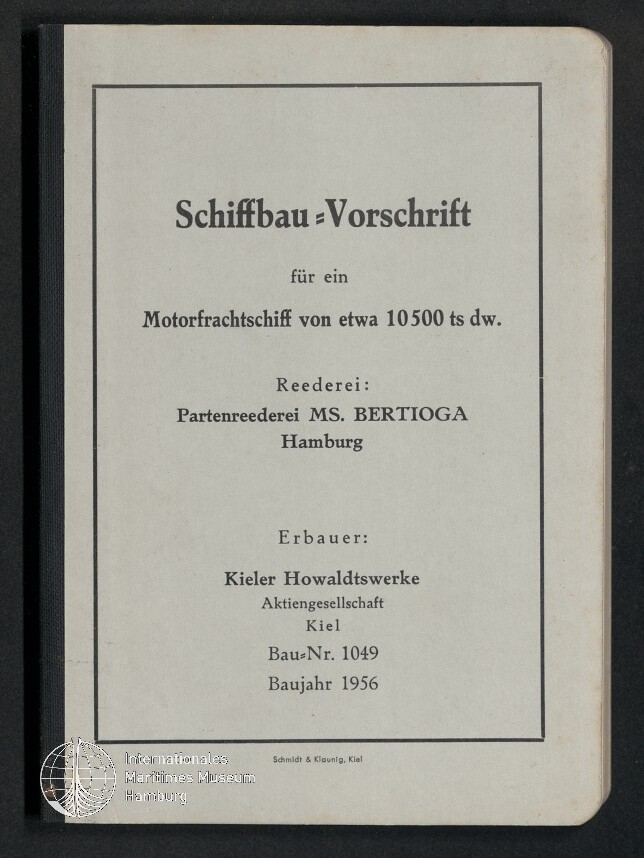 Deckblatt einer deutschen Schiffbau‑Vorschrift mit zentriertem Text und feinem Rahmen: Überschrift 'Schiffbau‑Vorschrift', Angabe 'für ein Motorfrachtschiff von etwa 10500 ts dw', Reederei 'Partenreederei MS. BERTIOGA, Hamburg', Erbauer 'Kieler Howaldtswerke', Bau‑Nr. 1049, Baujahr 1956; schwarzer Buchrücken links und Museumswasserzeichen unten links.