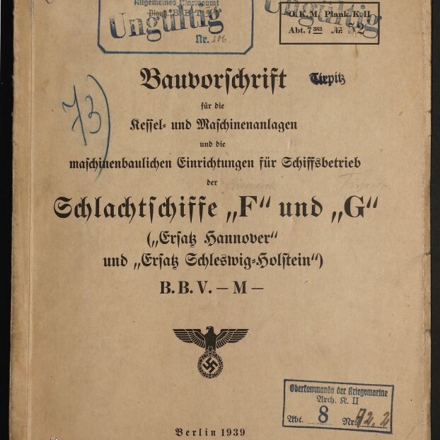 Titelseite eines 1939 erschienenen deutschen Marine-Bauhandbuchs mit dem Titel „Bauvorschrift … Schlachtschiffe ‚F‘ und ‚G‘“, mehreren Dienststempeln und handschriftlichen Markierungen sowie einem Reichsadler mit Hakenkreuz.