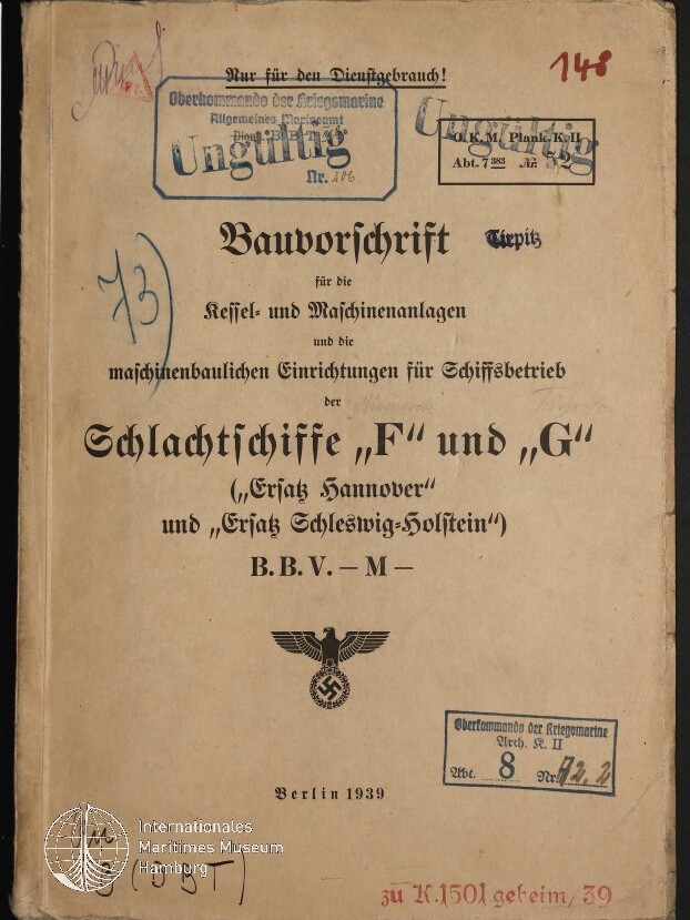 Titelseite eines 1939 erschienenen deutschen Marine-Bauhandbuchs mit dem Titel „Bauvorschrift … Schlachtschiffe ‚F‘ und ‚G‘“, mehreren Dienststempeln und handschriftlichen Markierungen sowie einem Reichsadler mit Hakenkreuz.