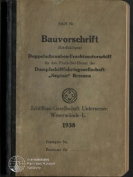 Gealtertes Buchcover mit der Überschrift ‚Bauvorschrift‘ für ein Doppelschrauben‑Frachtmotorschiff der Dampfschifffahrtsgesellschaft ‚Neptun‘ Bremen, mittig ein rundes SGUW‑Emblem, Jahresangabe 1938 und dem Logo des Internationalen Maritimen Museums Hamburg unten links.