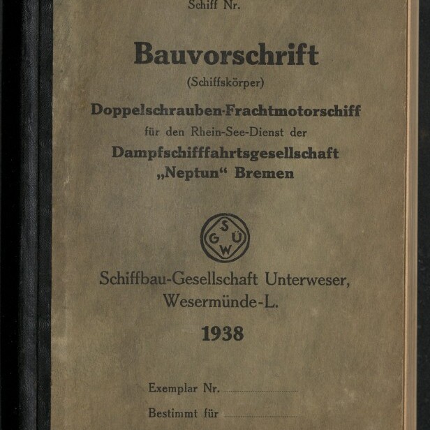 Gealtertes Buchcover mit der Überschrift ‚Bauvorschrift‘ für ein Doppelschrauben‑Frachtmotorschiff der Dampfschifffahrtsgesellschaft ‚Neptun‘ Bremen, mittig ein rundes SGUW‑Emblem, Jahresangabe 1938 und dem Logo des Internationalen Maritimen Museums Hamburg unten links.