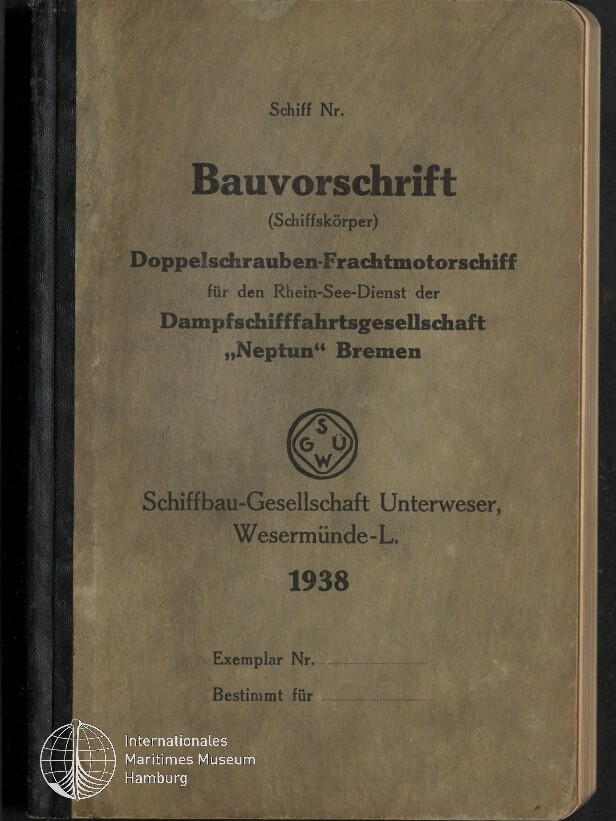 Gealtertes Buchcover mit der Überschrift ‚Bauvorschrift‘ für ein Doppelschrauben‑Frachtmotorschiff der Dampfschifffahrtsgesellschaft ‚Neptun‘ Bremen, mittig ein rundes SGUW‑Emblem, Jahresangabe 1938 und dem Logo des Internationalen Maritimen Museums Hamburg unten links.