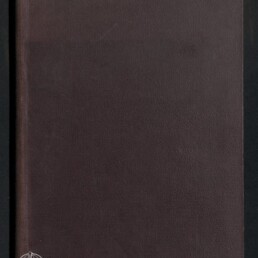 Dunkelbraunes, geschlossenes Notizbuch mit strukturiertem Einband und abgerundeten Ecken; unten links weißes Logo und Schriftzug Internationales Maritimes Museum Hamburg, auf dunklem Hintergrund liegend