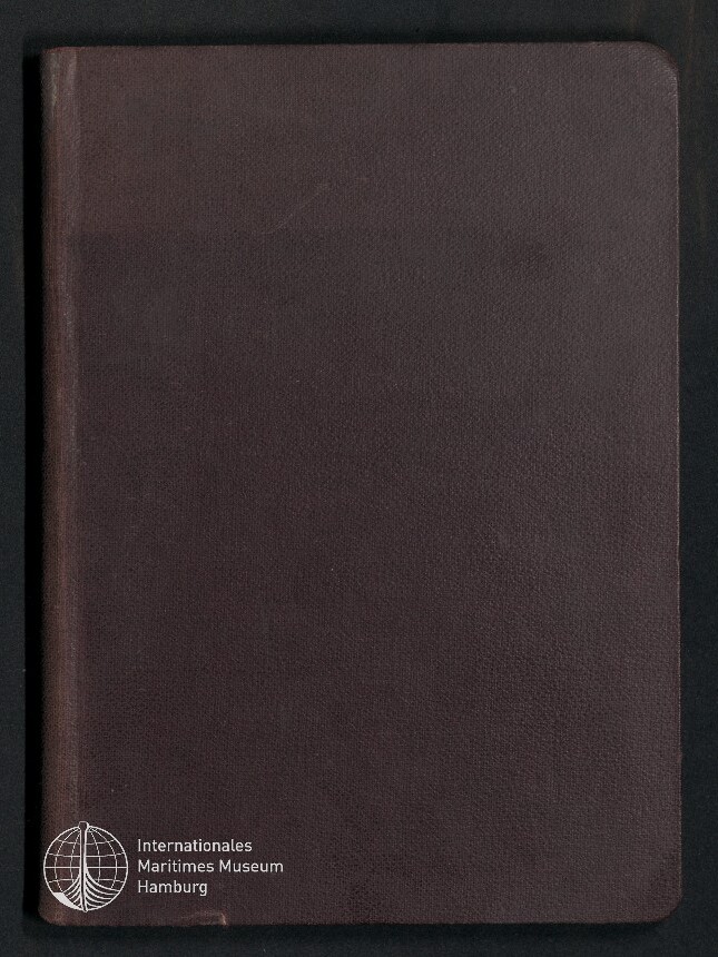 Dunkelbraunes, geschlossenes Notizbuch mit strukturiertem Einband und abgerundeten Ecken; unten links weißes Logo und Schriftzug Internationales Maritimes Museum Hamburg, auf dunklem Hintergrund liegend
