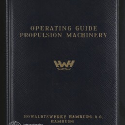 Dunkelblaues, strukturiertes Buchcover mit goldgeprägtem Titel 