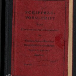 Rotes, leicht abgenutztes Buch mit schwarzem Buchrücken und der aufgedruckten Titelschrift SCHIFFBAU‑VORSCHRIFT sowie weiteren kleineren deutschen Textzeilen; unten links weißes Logo und Schriftzug Internationales Maritimes Museum Hamburg.