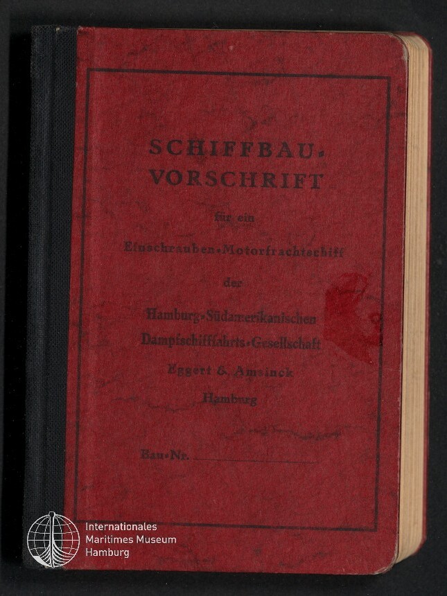 Rotes, leicht abgenutztes Buch mit schwarzem Buchrücken und der aufgedruckten Titelschrift SCHIFFBAU‑VORSCHRIFT sowie weiteren kleineren deutschen Textzeilen; unten links weißes Logo und Schriftzug Internationales Maritimes Museum Hamburg.