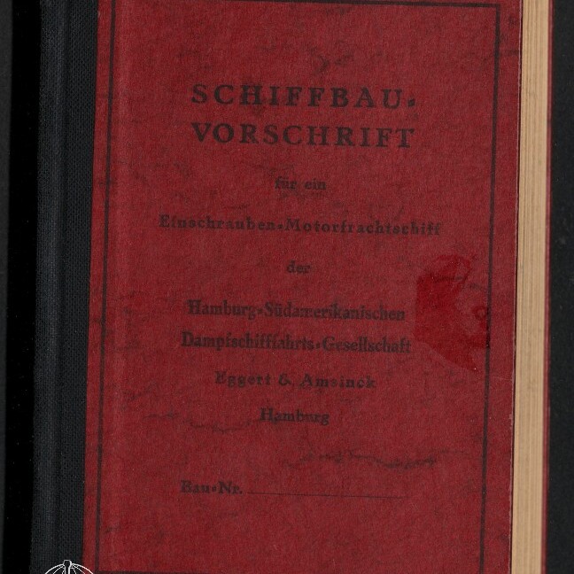 Rotes, leicht abgenutztes Buch mit schwarzem Buchrücken und der aufgedruckten Titelschrift SCHIFFBAU‑VORSCHRIFT sowie weiteren kleineren deutschen Textzeilen; unten links weißes Logo und Schriftzug Internationales Maritimes Museum Hamburg.