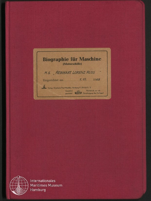 Weinrotes Leinenbuch mit mittig aufgeklebtem beigen Etikett 'Biographie für Maschine (Motorschiffe)', handschriftlichem Eintrag 'M.S. REINHART LORENZ RUSS' und Datum '1.11.1969', unten links Logo des Internationalen Maritimen Museums Hamburg.