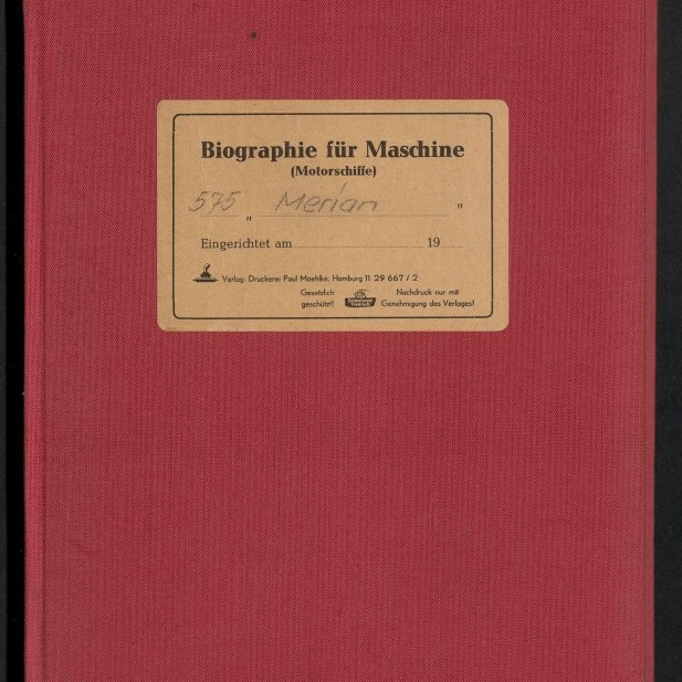 Rotes Leinen-Buch vor schwarzem Hintergrund mit einem beigefarbenen Etikett in der Mitte, auf dem „Biographie für Maschine (Motorschiffe)“ und die handschriftliche Notiz „595 Merian“ zu lesen sind; unten links weißes Logo des Internationalen Maritimen Museums Hamburg.