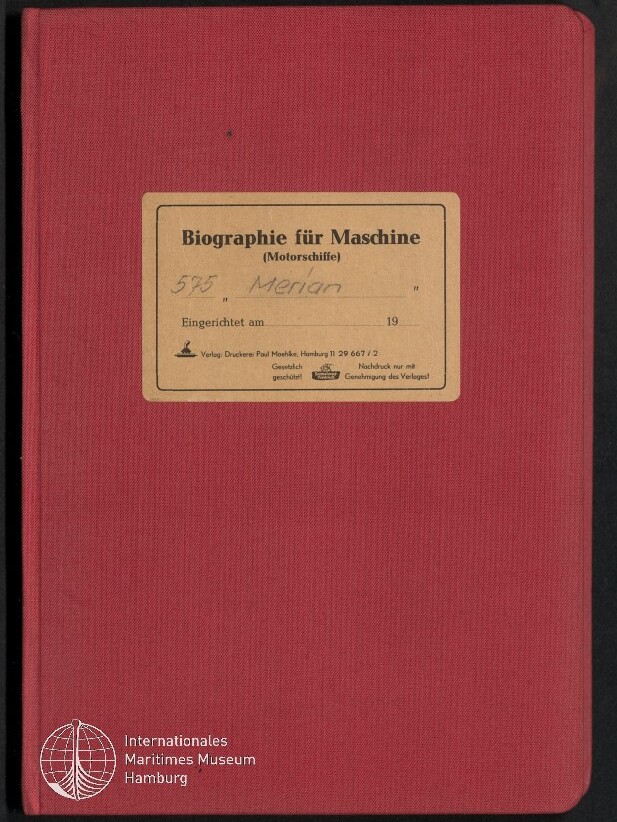 Rotes Leinen-Buch vor schwarzem Hintergrund mit einem beigefarbenen Etikett in der Mitte, auf dem „Biographie für Maschine (Motorschiffe)“ und die handschriftliche Notiz „595 Merian“ zu lesen sind; unten links weißes Logo des Internationalen Maritimen Museums Hamburg.