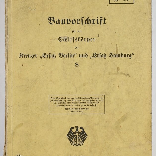 Vergilbter Umschlag einer Bauvorschrift aus Berlin 1935 mit schwarzer Frakturschrift ‚Bauvorschrift für den Schiffskörper der Kreuzer „Ersatz Berlin“ und „Ersatz Hamburg“ S‘, schwarzem Reichsadler-Emblem, gestempelten Kästchen und Nummern sowie einer roten handschriftlichen „600“ oben rechts und sichtbaren Gebrauchsspuren am Rand.