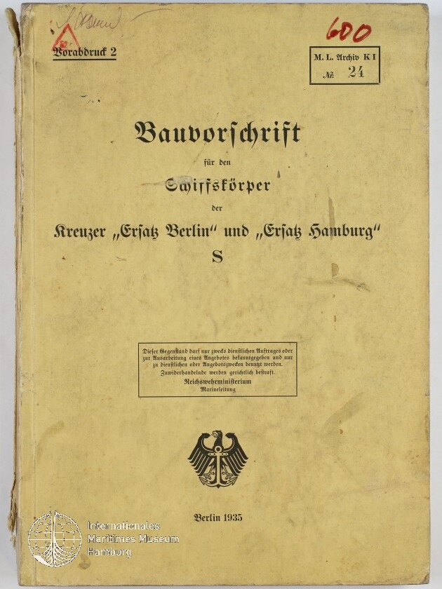 Vergilbter Umschlag einer Bauvorschrift aus Berlin 1935 mit schwarzer Frakturschrift ‚Bauvorschrift für den Schiffskörper der Kreuzer „Ersatz Berlin“ und „Ersatz Hamburg“ S‘, schwarzem Reichsadler-Emblem, gestempelten Kästchen und Nummern sowie einer roten handschriftlichen „600“ oben rechts und sichtbaren Gebrauchsspuren am Rand.