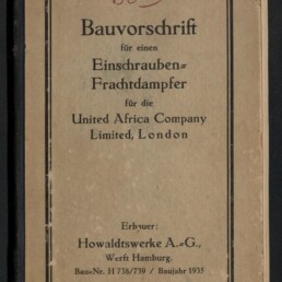 Beige, leicht abgenutztes Heftdeckblatt mit schwarzem Rahmen und gedrucktem Titel in schwarzer Schrift: „Bauvorschrift für einen Einschrauben‑Frachtdampfer für die United Africa Company Limited, London“, oben eine rote handschriftliche Notiz, unten Verlagsangabe „Howaldtswerke A.-G., Werft Hamburg. Bau‑Nr. H 738/739 / Baujahr 1935“ und ein Museumssignet unten links.
