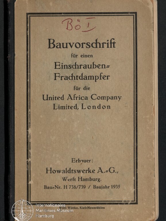 Beige, leicht abgenutztes Heftdeckblatt mit schwarzem Rahmen und gedrucktem Titel in schwarzer Schrift: „Bauvorschrift für einen Einschrauben‑Frachtdampfer für die United Africa Company Limited, London“, oben eine rote handschriftliche Notiz, unten Verlagsangabe „Howaldtswerke A.-G., Werft Hamburg. Bau‑Nr. H 738/739 / Baujahr 1935“ und ein Museumssignet unten links.