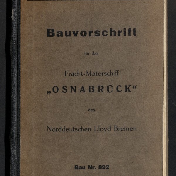 Braunes Buchcover mit schwarzer Aufschrift 'Bauvorschrift' für das Fracht‑Motorschiff 'OSNABRÜCK' (Norddeutscher Lloyd Bremen, Bau Nr. 892), oben Verlagsangabe 'Deutsche Schiff‑ und Maschinenbau AG, Werk Weser – Bremen', rotes Klebeband an der oberen linken Ecke und Museumssignet 'Internationales Maritimes Museum Hamburg' unten links.