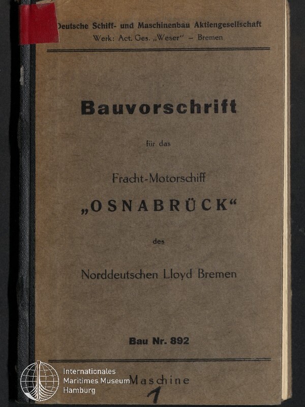 Braunes Buchcover mit schwarzer Aufschrift 'Bauvorschrift' für das Fracht‑Motorschiff 'OSNABRÜCK' (Norddeutscher Lloyd Bremen, Bau Nr. 892), oben Verlagsangabe 'Deutsche Schiff‑ und Maschinenbau AG, Werk Weser – Bremen', rotes Klebeband an der oberen linken Ecke und Museumssignet 'Internationales Maritimes Museum Hamburg' unten links.