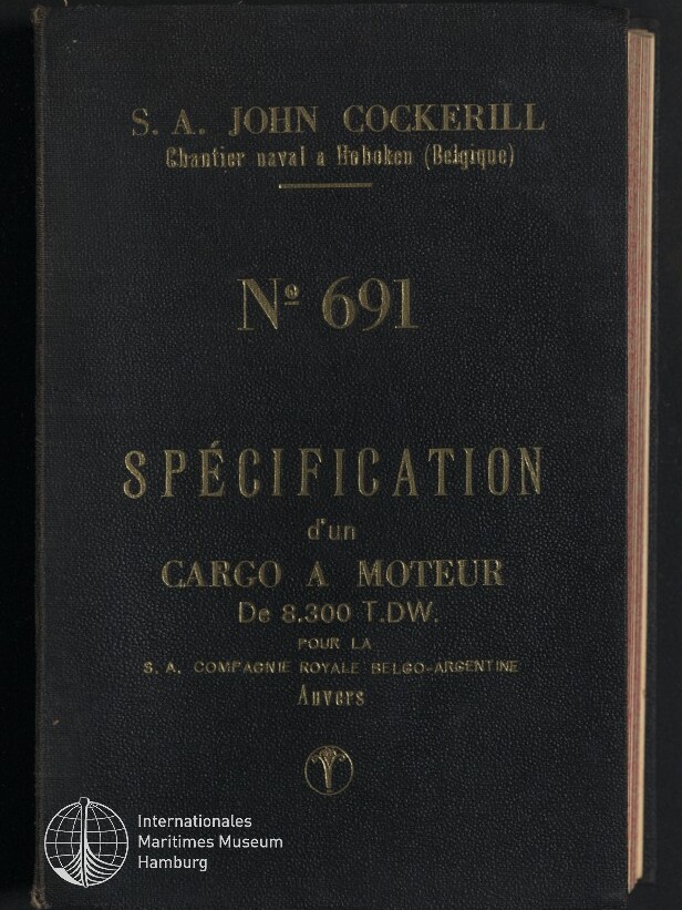 Schwarzes, strukturiertes Buchcover mit goldgeprägten französischen Schriftzügen – oben ‚S. A. JOHN COCKERILL Chantiers naval à Hoboken (Belgique)‘, mittig groß ‚N° 691‘ und ‚SPÉCIFICATION d'un CARGO À MOTEUR De 8.300 T.D.W.‘, unten links das Logo des Internationalen Maritimen Museums Hamburg.