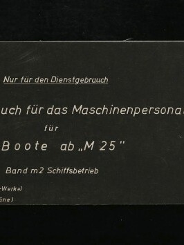 Schwarzer Querformat-Einband eines technischen Skizzenbuchs mit weißer deutscher Beschriftung ‚Skizzenbuch für das Maschinenpersonal für M Boote ab „M25“‘, kleinem handschriftlichem Etikett oben links, drei Heftknöpfen am linken Rand, Farbreferenzstreifen mit Lineal rechts und Museumslogo unten links.