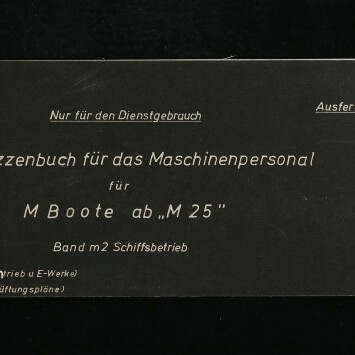 Schwarzer Querformat-Einband eines technischen Skizzenbuchs mit weißer deutscher Beschriftung ‚Skizzenbuch für das Maschinenpersonal für M Boote ab „M25“‘, kleinem handschriftlichem Etikett oben links, drei Heftknöpfen am linken Rand, Farbreferenzstreifen mit Lineal rechts und Museumslogo unten links.