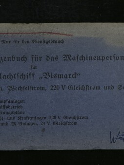 Langes, abgenutztes blaues Heft mit gedrucktem deutschen Titel, der das Schlachtschiff „Bismarck“ nennt, versehen mit handschriftlichen Notizen, Stempeln und Etikett links sowie einer rechts platzierten Farb- und Graukarte.
