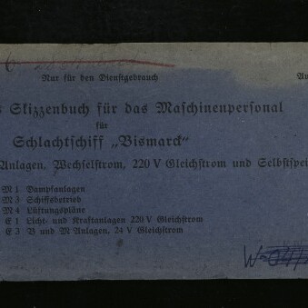 Langes, abgenutztes blaues Heft mit gedrucktem deutschen Titel, der das Schlachtschiff „Bismarck“ nennt, versehen mit handschriftlichen Notizen, Stempeln und Etikett links sowie einer rechts platzierten Farb- und Graukarte.