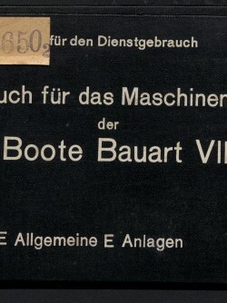 Schwarzer, abgegriffener Umschlag eines technischen Skizzenbuchs mit weißer deutscher Beschriftung: „Skizzenbuch für das Maschinenpersonal der U‑Boote Bauart VII C — Band E Allgemeine E Anlagen“, Herstellerlogo und Schriftzug „FRIED. KRUPP GERMANIAWERFT AKTIENGESELLSCHAFT KIEL‑GAARDEN“ sowie alten Papierschildchen oben links.