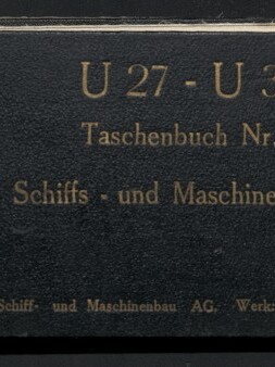 Schwarzer, länglicher Lederumschlag eines Taschenbuchs mit goldgeprägter Schrift 'U 27 - U 32 Taschenbuch Nr. 1 Schiffs- und Maschinenbetrieb', links oben kleine Papieretikette mit der Zahl 36 und links unten Logo und Schriftzug des Internationalen Maritimen Museums Hamburg.