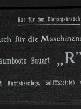 Schwarzer Leineneinband eines Skizzenbuchs mit weißer deutscher Beschriftung ‚Nur für den Dienstgebrauch‘ und Titel ‚Skizzenbuch für die Maschinenmannschaft für Räumboote Bauart „R” 130‘; links unten Logo des Internationalen Maritimen Museums Hamburg.