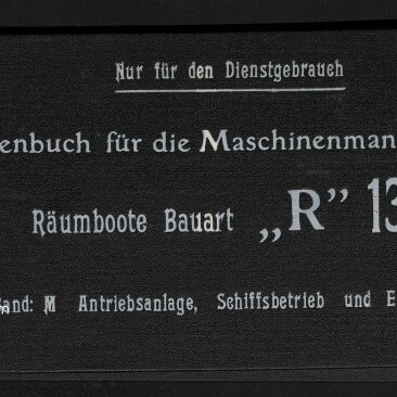 Schwarzer Leineneinband eines Skizzenbuchs mit weißer deutscher Beschriftung ‚Nur für den Dienstgebrauch‘ und Titel ‚Skizzenbuch für die Maschinenmannschaft für Räumboote Bauart „R” 130‘; links unten Logo des Internationalen Maritimen Museums Hamburg.