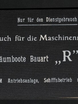 Schwarzer Einband eines Skizzenbuchs mit weißer Schrift: oben 'Nur für den Dienstgebrauch', zentral der Titel 'Skizzenbuch für die Maschinenmannschaft für Räumboote Bauart „R“ 301' und unten links Museumssignet mit der Beschriftung 'Internationales Maritimes Museum Hamburg'.