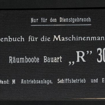 Schwarzer Einband eines Skizzenbuchs mit weißer Schrift: oben 'Nur für den Dienstgebrauch', zentral der Titel 'Skizzenbuch für die Maschinenmannschaft für Räumboote Bauart „R“ 301' und unten links Museumssignet mit der Beschriftung 'Internationales Maritimes Museum Hamburg'.