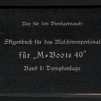 Schwarzes, quer liegendes Skizzenbuch mit weißer Frakturschrift: „Nur für den Dienstgebrauch! Skizzenbuch für das Maschinenpersonal für ‚M‑Boote 40‘ Band 1: Dampfanlage“, oben rechts der Schriftzug „Ausfertigung 876“, handschriftliches Etikett oben links sowie links unten das Logo des Internationalen Maritimen Museums Hamburg und rechts unten das Logo der Deutschen Werke Kiel AG.