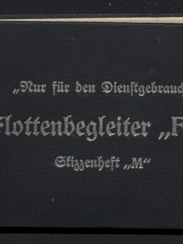 Schwarzes Querformat-Heft mit weißer Frakturschrift ‚Nur für den Dienstgebrauch‘, ‚Flottenbegleiter „F10“‘ und ‚Stimmenheft „M“‘, oben links handschriftliche Zahlen, unten links Logo und Schriftzug des Internationalen Maritimen Museums Hamburg und vereinzelte Flecken auf dem Einband.