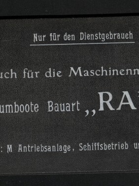 Schwarzer Buchdeckel mit weißer deutscher Beschriftung ‚Nur für den Dienstgebrauch‘ und dem Titel ‚Skizzenbuch für die Maschinenmannschaft für Räumboote Bauart „RA“ 101‘, darunter Zusatzangaben zu Band/Antriebs‑ und Schiffsbetrieb; links zwei Metall-Scheiben zur Bindung und Logo des Internationalen Maritimen Museums Hamburg.