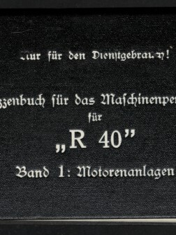 Schwarzer Buchumschlag mit weißer Frakturschrift: „Skizzenbuch für das Maschinenpersonal für ‚R 40‘ Band 1: Motorenanlagen“, oben rechts die Eintragung „Ausfertigung 5“ und links unten das Logo des Internationalen Maritimen Museums Hamburg.