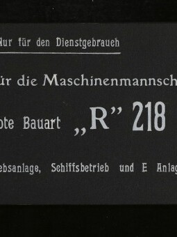 Schwarzer Einband eines Dienstgebrauchs-Skizzenbuchs mit weißer Typografie 'Nur für den Dienstgebrauch' und dem Titel 'Skizzenbuch für die Maschinenmannschaft für Räumboote Bauart „R“ 218', links zwei Metallnieten und ein Museumslogo, rechts eine Farbreferenzkarte.