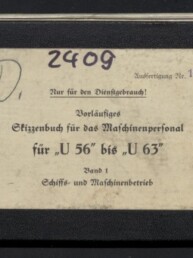 Schwarzes, längliches Logbuch mit einem cremefarbenen Etikett, auf dem ein gedruckter deutscher Titel zu Maschinenpersonal für die U-Boote 'U 56' bis 'U 63' sowie die handschriftliche Nummer 2409 und ein Stempel 166 zu sehen sind; links unten das Logo des Internationalen Maritimen Museums Hamburg.