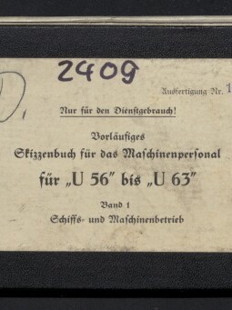 Schwarzes, längliches Logbuch mit einem cremefarbenen Etikett, auf dem ein gedruckter deutscher Titel zu Maschinenpersonal für die U-Boote 'U 56' bis 'U 63' sowie die handschriftliche Nummer 2409 und ein Stempel 166 zu sehen sind; links unten das Logo des Internationalen Maritimen Museums Hamburg.