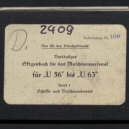 Schwarzes, längliches Logbuch mit einem cremefarbenen Etikett, auf dem ein gedruckter deutscher Titel zu Maschinenpersonal für die U-Boote 'U 56' bis 'U 63' sowie die handschriftliche Nummer 2409 und ein Stempel 166 zu sehen sind; links unten das Logo des Internationalen Maritimen Museums Hamburg.
