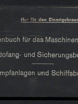 Länglicher schwarzer Einband eines Skizzenbuchs mit weißen deutschen Drucktexten ‚Nur für den Dienstgebrauch‘, ‚Skizzenbuch für das Maschinenpersonal für Torpedofang- und Sicherungsboote TF 1–24‘ und ‚Dampfanlagen und Schiffsbetrieb‘, einem runden handbeschrifteten Etikett oben links sowie dem Logo des Internationalen Maritimen Museums Hamburg unten links.