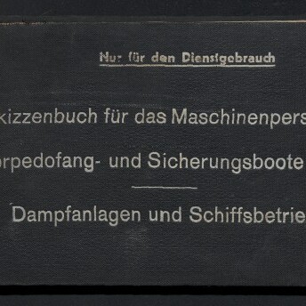 Länglicher schwarzer Einband eines Skizzenbuchs mit weißen deutschen Drucktexten ‚Nur für den Dienstgebrauch‘, ‚Skizzenbuch für das Maschinenpersonal für Torpedofang- und Sicherungsboote TF 1–24‘ und ‚Dampfanlagen und Schiffsbetrieb‘, einem runden handbeschrifteten Etikett oben links sowie dem Logo des Internationalen Maritimen Museums Hamburg unten links.