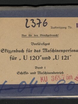 Langes, schmales, dunkelblaues Heft mit beigefarbenem Etikett in der Mitte, auf dem ein gedruckter deutscher Titel für ein Skizzenbuch des Maschinenpersonals zu den U‑Booten „U 120“ und „U 121“ steht; das Etikett zeigt handschriftliche Zahlen, rote Stempel und schwarze Markierungen, links unten das Logo des Internationalen Maritimen Museums Hamburg.